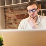 بهترین عینک کامپیوتر + راهنمای جامع و کاربردی